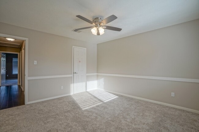 Building Photo - 2108 Lakeway Dr
