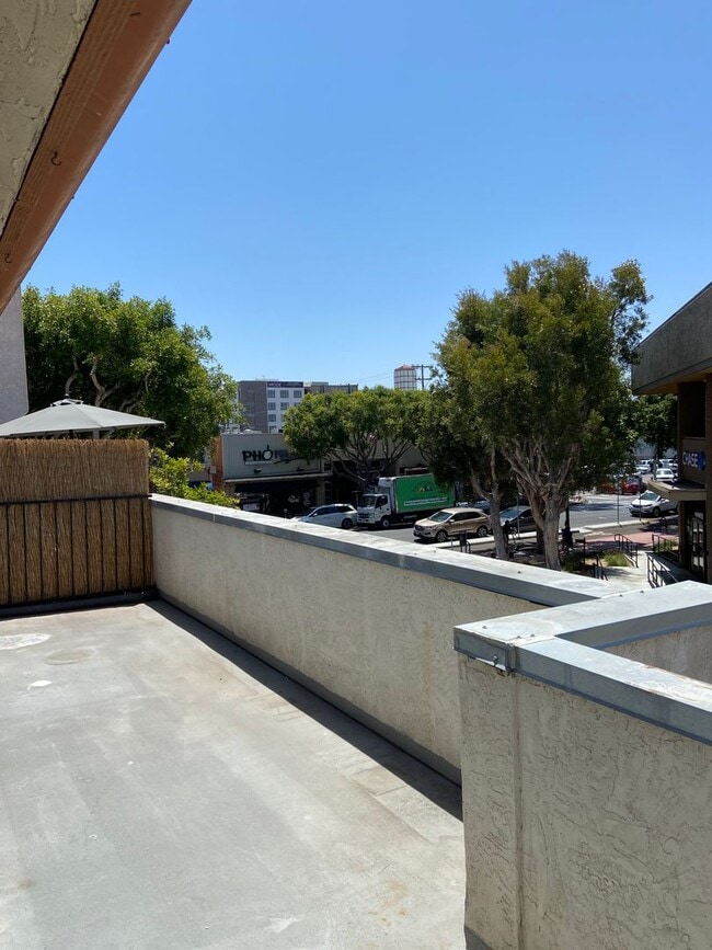 Building Photo - 3832 Fifth Ave