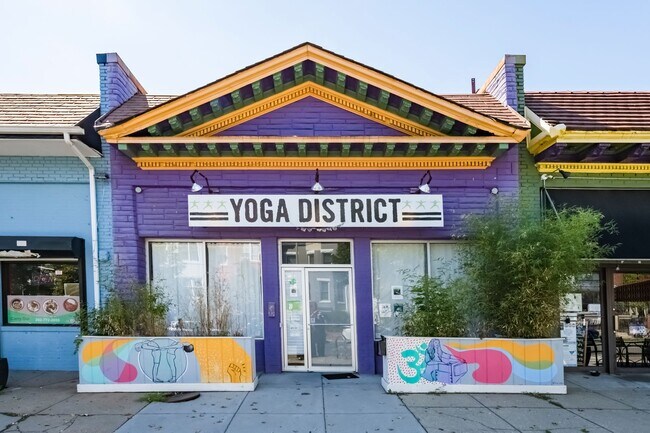 Building Photo - 3 Bed 2.5 Bath - Bloomingdale Condo - 1 Assigned Parking Space