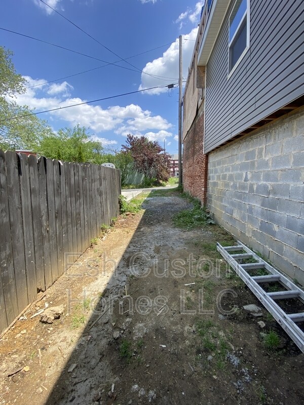 Building Photo - 519 1/2 South Prince Street
