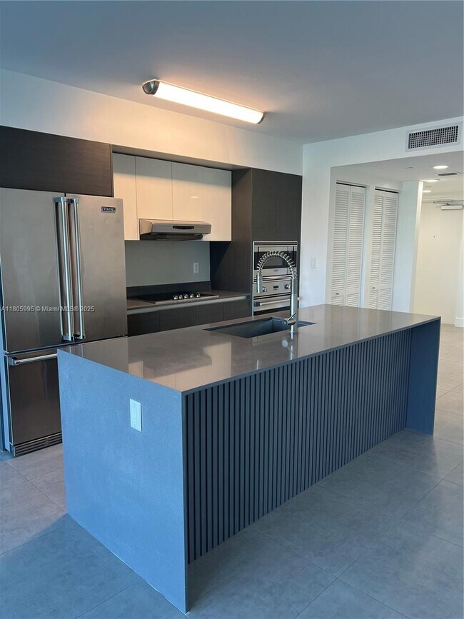 Building Photo - 9821 E Bay Harbor Dr