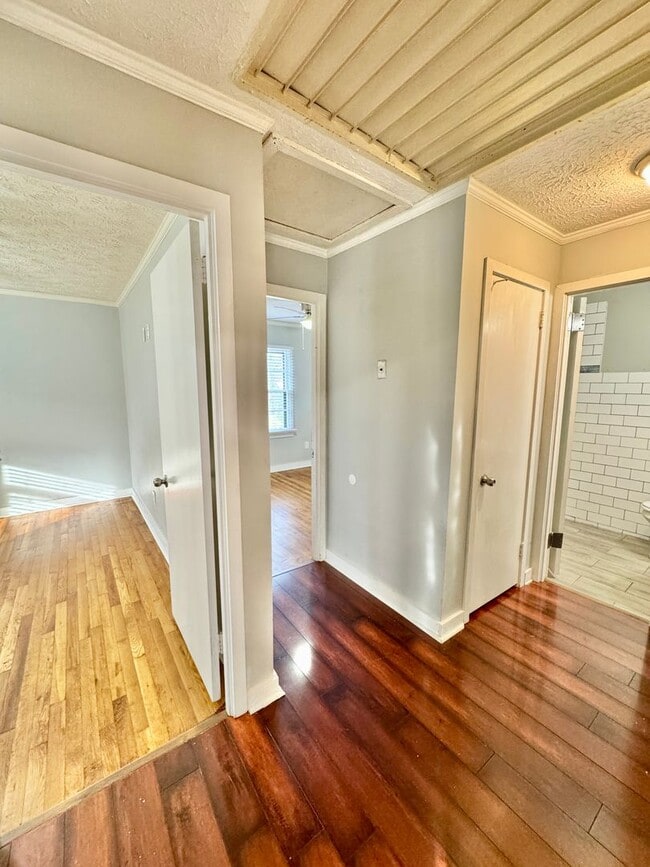 Building Photo - Inviting 3-Bedroom, 1.5-bath