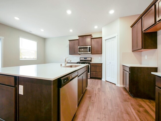 Building Photo - 4 Bed and 2.5 Bath Stunning Single-family ...
