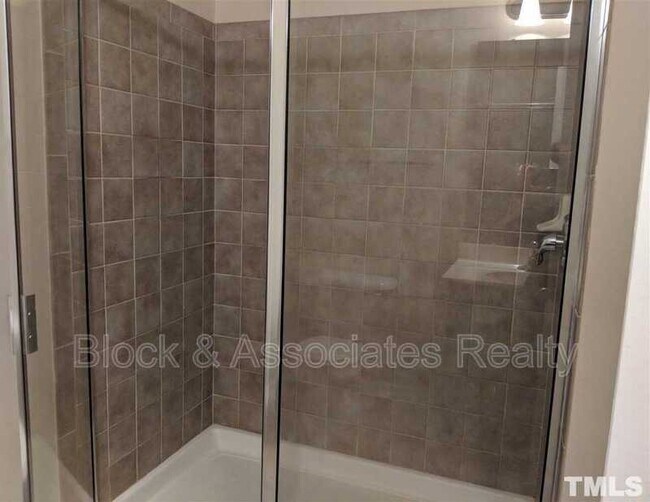 Building Photo - 8829 Thornton Town Pl