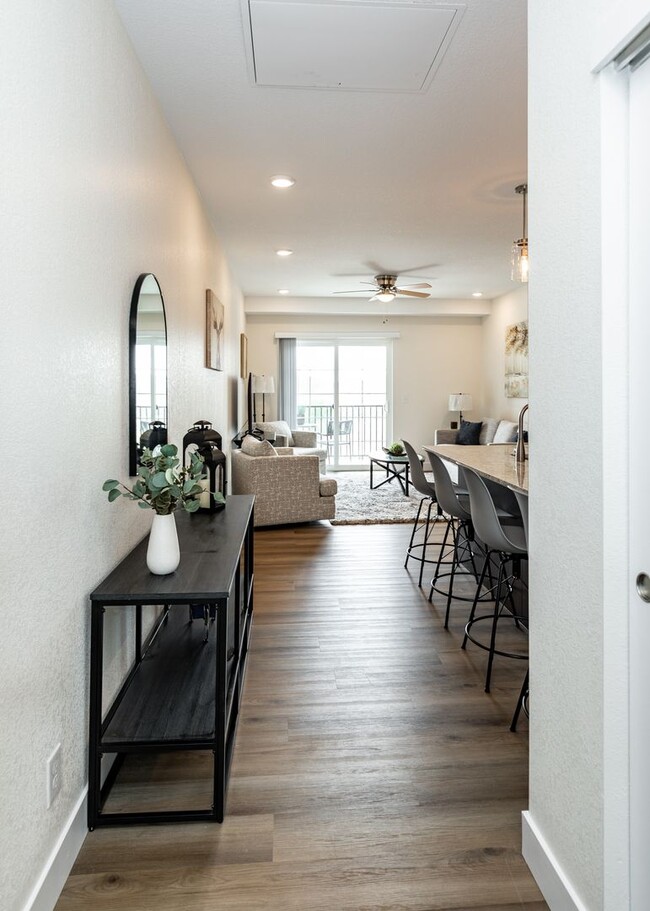 Building Photo - TOP Floor 2 Bed 2 Bath Luxury Apartment in...