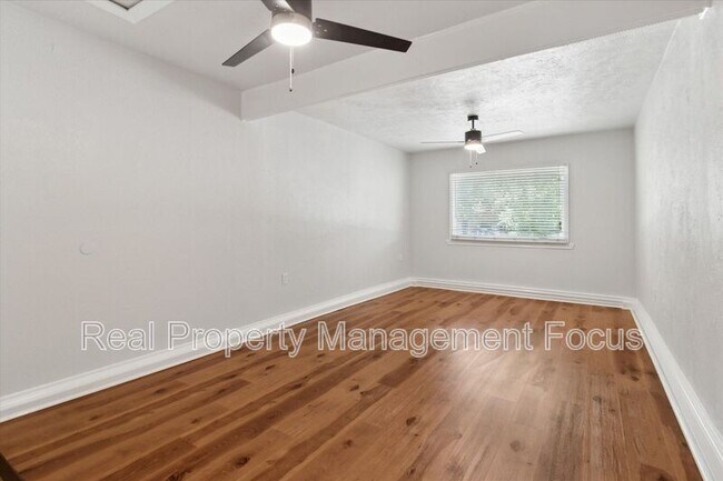 Building Photo - 511 Cumberland Dr
