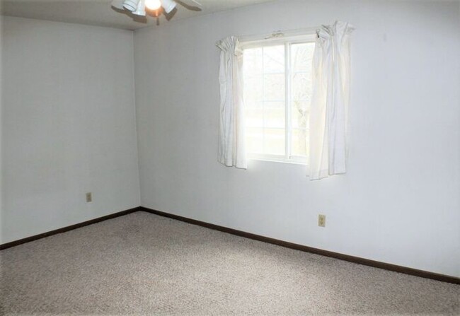 Building Photo - $1,095 | 2 Bedroom, 1 Bathroom 3rd Floor C...