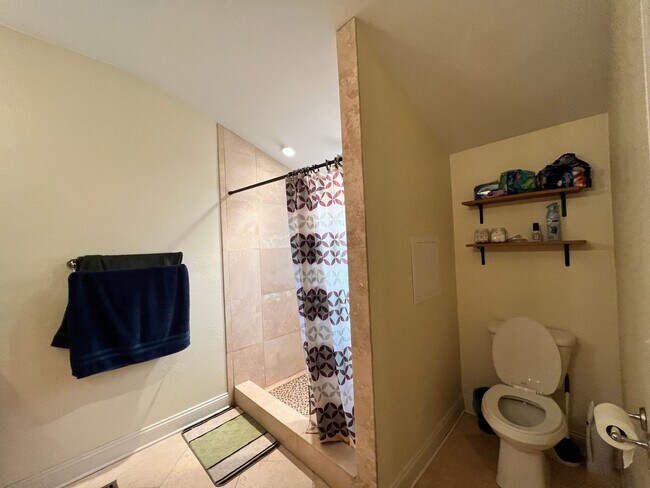 Building Photo - Spacious home with large yard & Detached G...