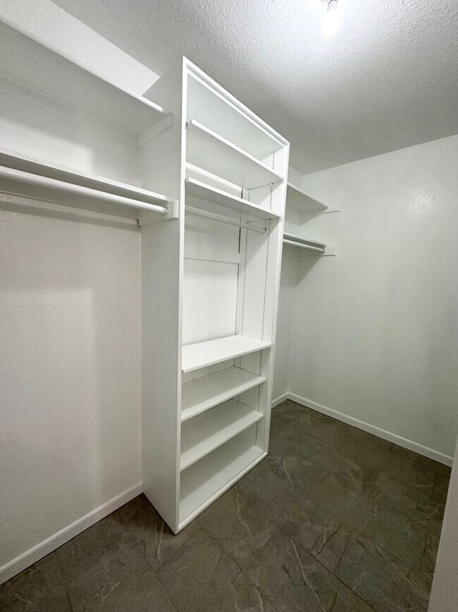 Building Photo - 3 Bed 2 Bath Fully Remodeled!