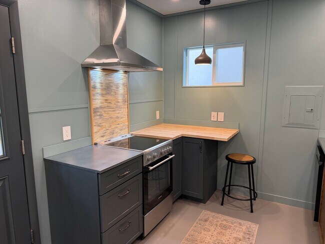 Building Photo - Updated and Stylish Studio Includes Utilities!