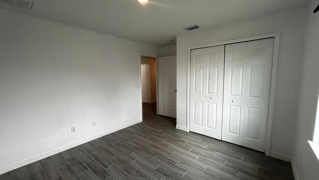 Building Photo - Newer 3 Bed 2 Bath 1 Car Garage Duplex Ava...