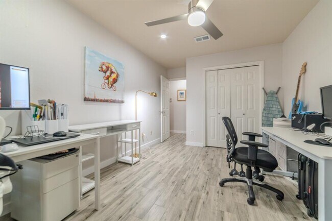 Building Photo - 1015 E Yager Ln