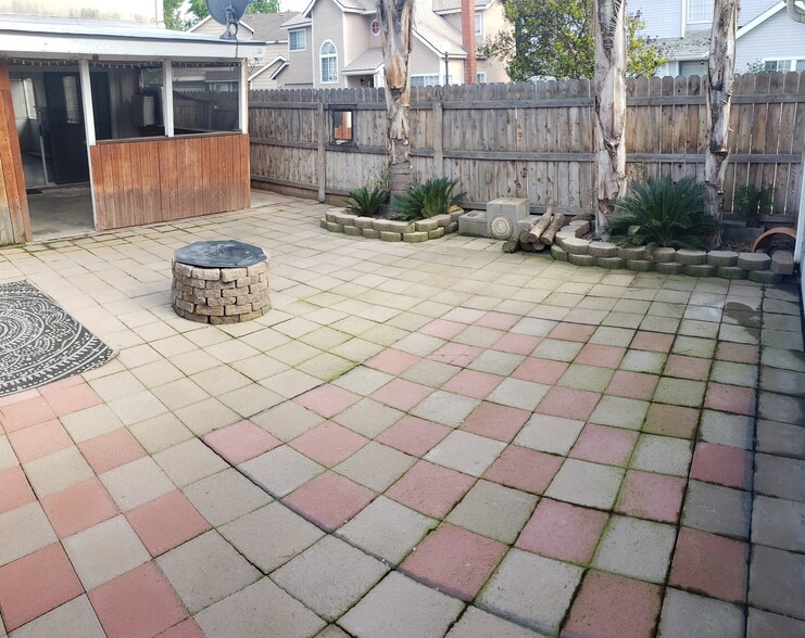 Building Photo - 2329 N Clark St