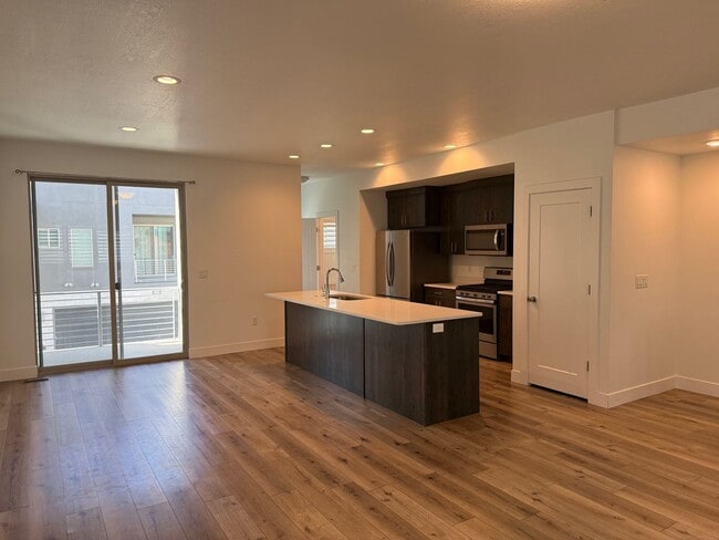 Building Photo - Beautiful townhome