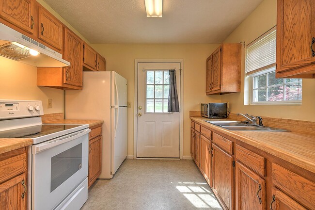 Building Photo - 303 Moorland Dr