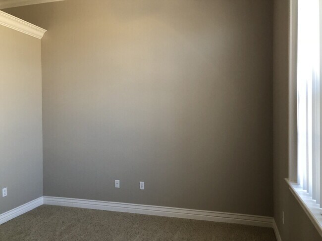 Building Photo - 4BR / 3Car garage / Fully fenced in backyard - Stunning property
