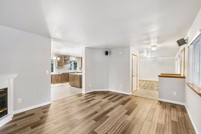 Building Photo - Immaculately maintained rambler in Sammamish with huge yard!!