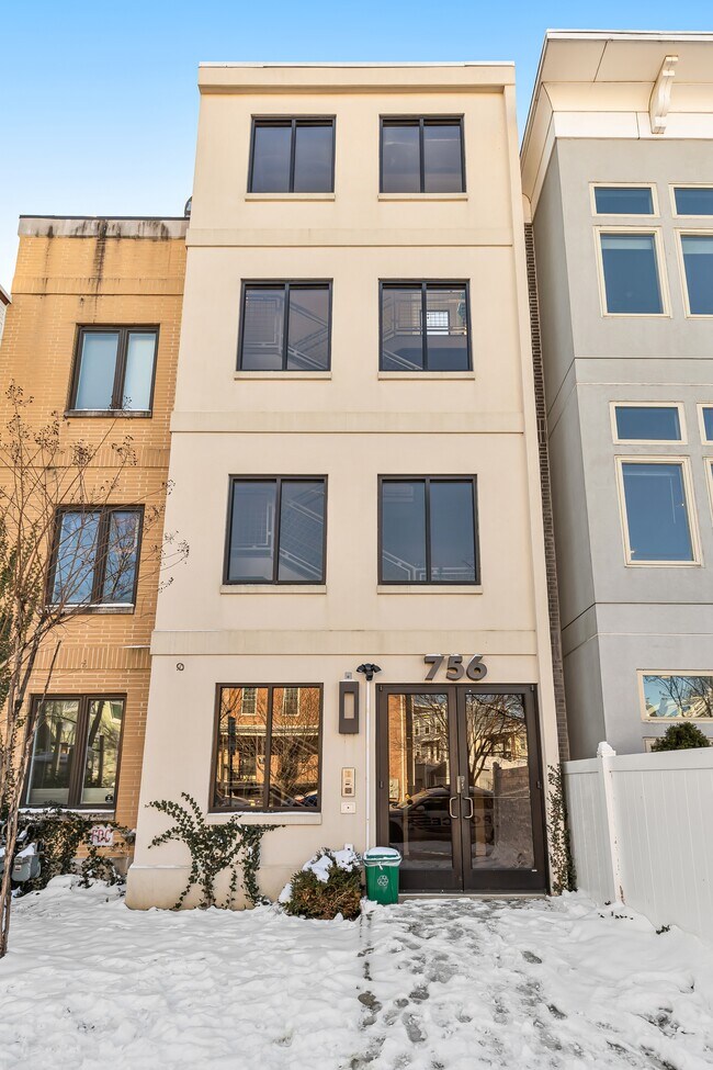 Building Photo - 756 Park Rd NW