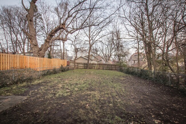 Building Photo - Spacious 3 bedroom 1 bath