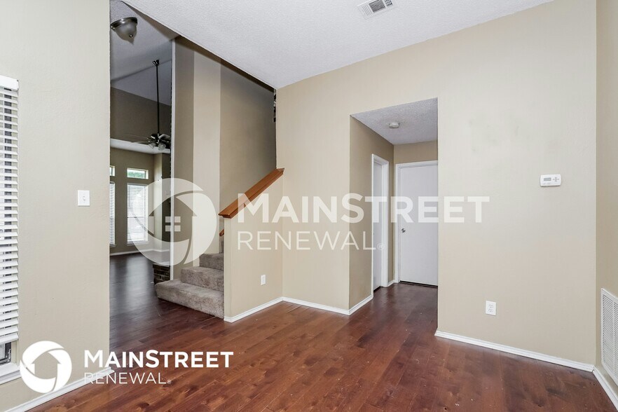 Building Photo - 837 Foxridge Dr