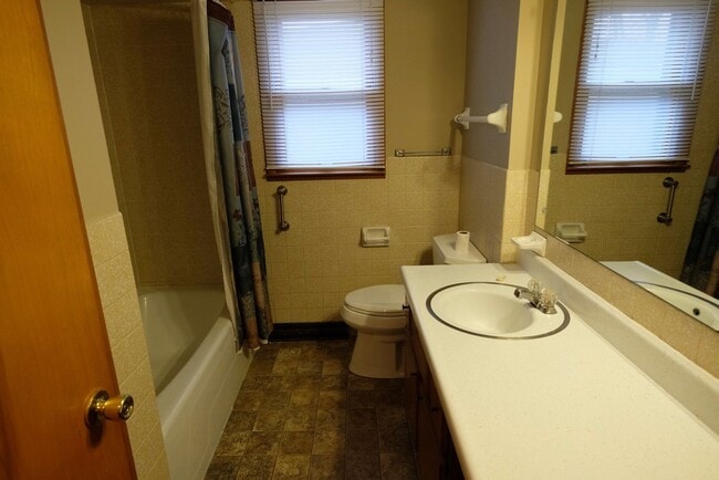 Building Photo - Well Maintained 2 bedroom home in a quiet ...