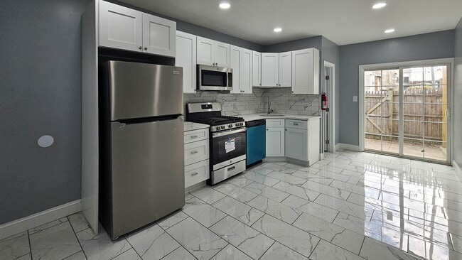 Building Photo - Must See!