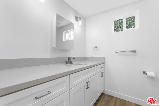 Building Photo - 498 E 52nd St
