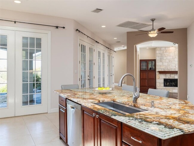 Building Photo - 9805 Big View Dr