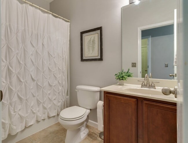Building Photo - 3 Bed, 2 Bath One Level Home w/ Hardwood T...