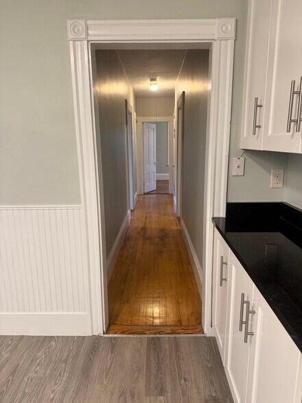 Building Photo - 10 Crescent Hl