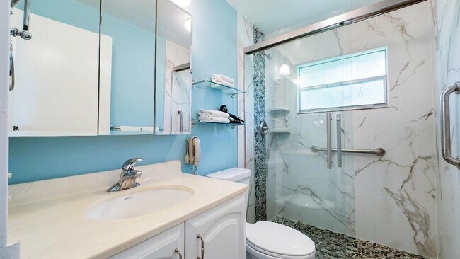 Building Photo - 220 Seville Dr