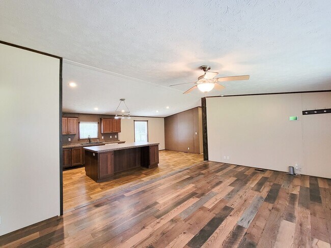 Building Photo - Cozy and Adorable home 4 bedroom 2 bath ho...