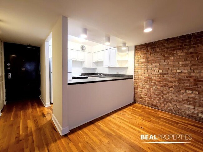 Building Photo - 2 bedroom in CHICAGO IL 60610