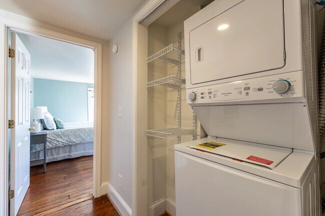 Building Photo - Walk to Main Street Restaurants and Downtown! Charming home, just like grandma's house!