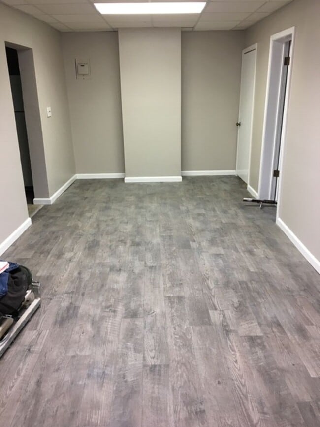 Building Photo - 3bedroom/1 bath apartment -upstairs above ...