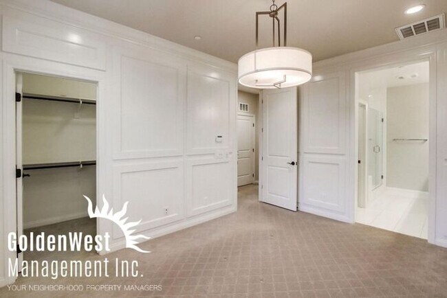 Building Photo - Gorgeous 2Bdm 2.5Ba Custom Model Townhouse in a Gated Community
