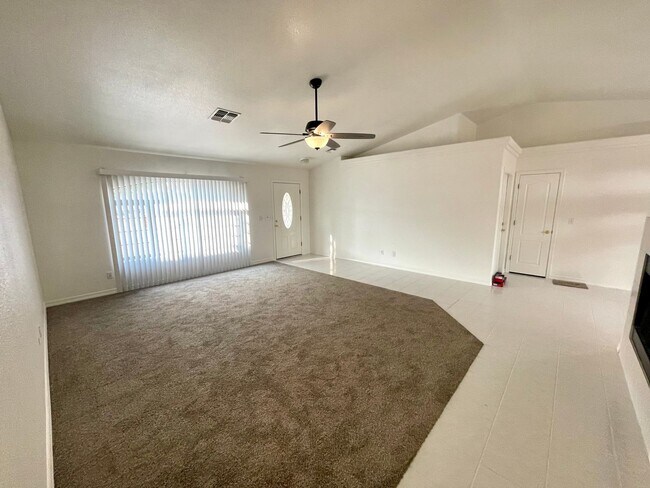 Building Photo - Nice 3 Bedroom 2 Bath Home in Chaparral Mesa!