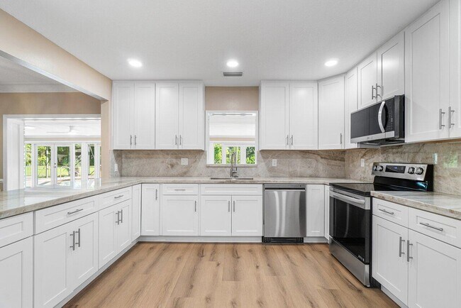Building Photo - 5065 Horseshoe Cir N