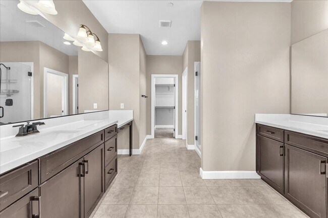Building Photo - 4-Bedroom Tuscany Townhome with Strip & Golf Course Views