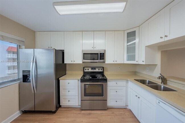 Building Photo - 3581 Inverrary Dr