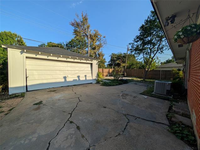 Building Photo - 328 La Salle Dr