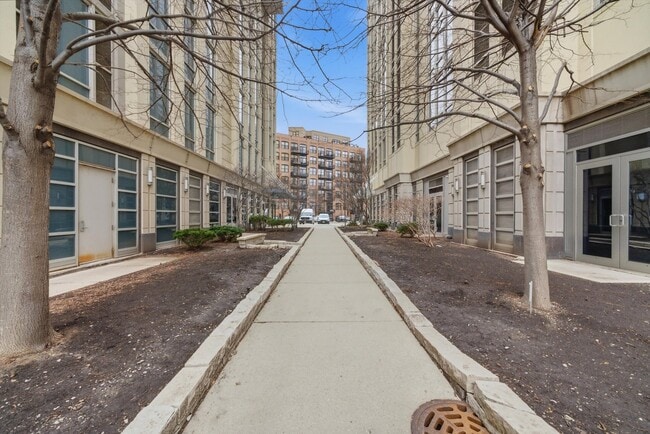 Building Photo - 720 N Larrabee St