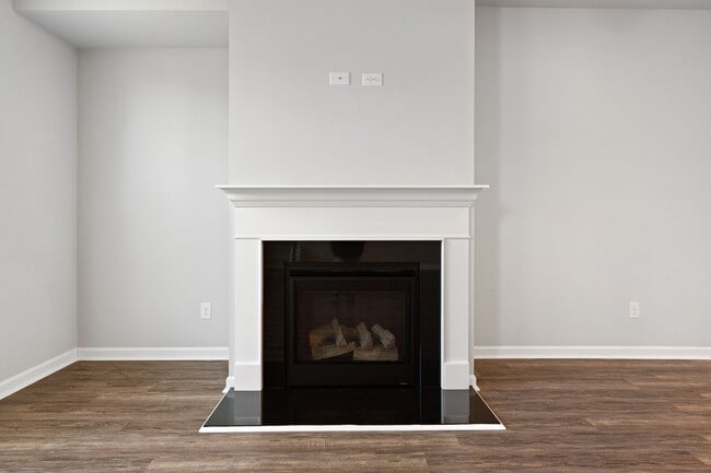 Building Photo - 3 BEDROOM TOWNHOME IN OAKWOOD!