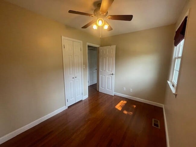 Building Photo - Three Bed Room Two Bath Single-Family Home