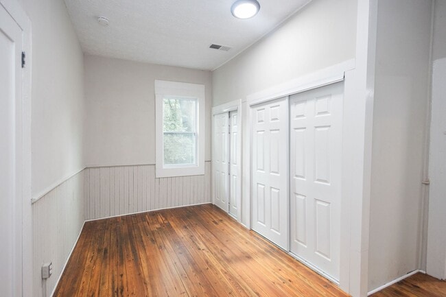 Building Photo - 208 W Cherry St