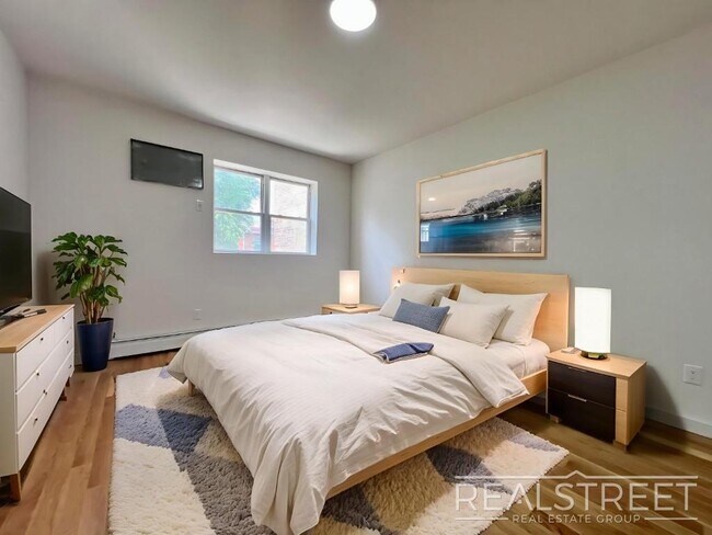 Building Photo - Brand New 4BD/2BA Penthouse with Skylight,...