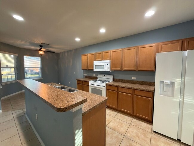 Building Photo - 5-Bed / 4.5 Bath Pool Home Available Now!