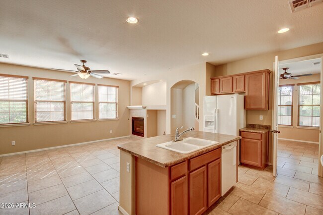 Building Photo - 21158 W Sycamore Dr