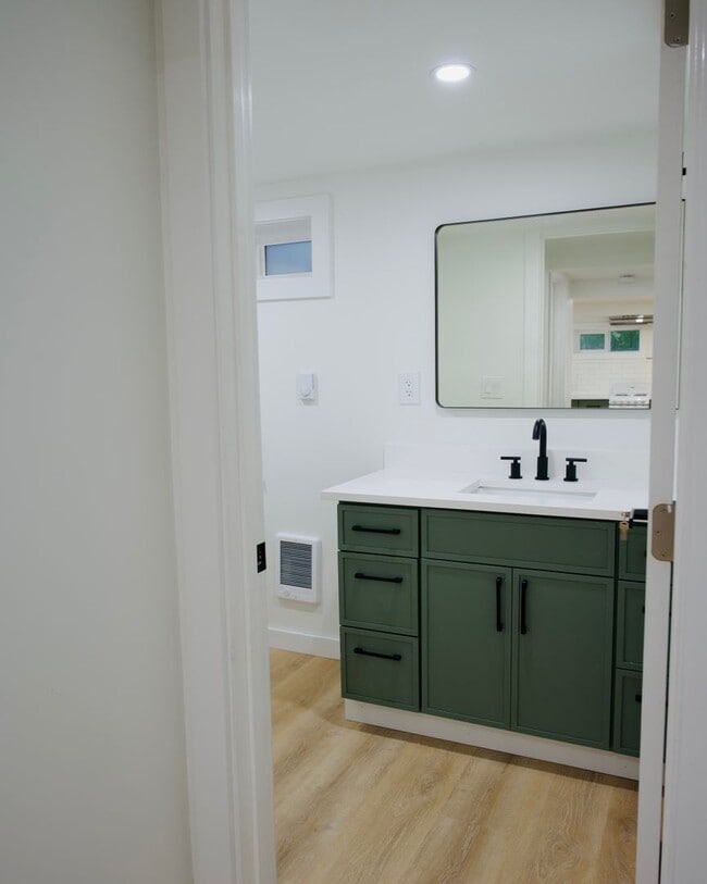 Building Photo - 1bd/1ba Seattle Triplex