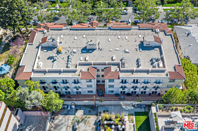 Building Photo - 143 N Arnaz Dr